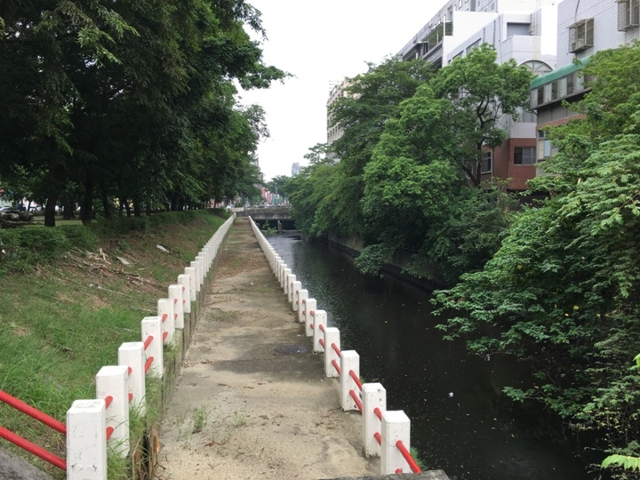 騎 單 車 ( 船 ) 遊 愛 河 、 嚐 美 食