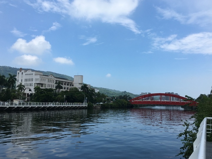 騎 單 車 ( 船 ) 遊 愛 河 、 嚐 美 食