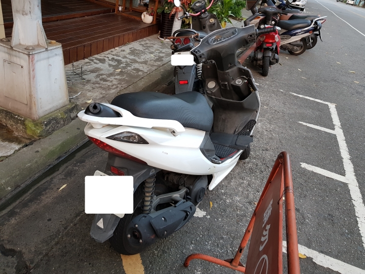 [請協助提供行車紀錄器或攝影機錄影]台中治安怎麼了!!??機車停在機車格內遭破壞