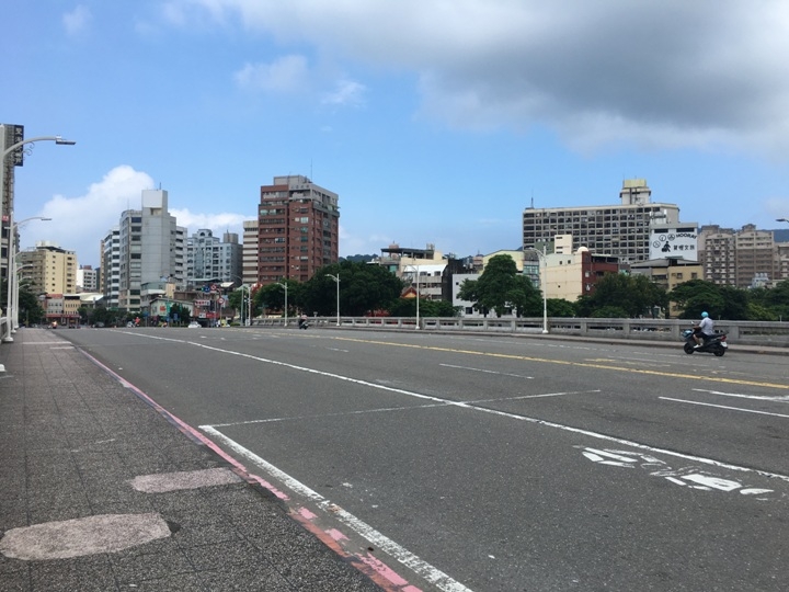 騎 單 車 ( 船 ) 遊 愛 河 、 嚐 美 食