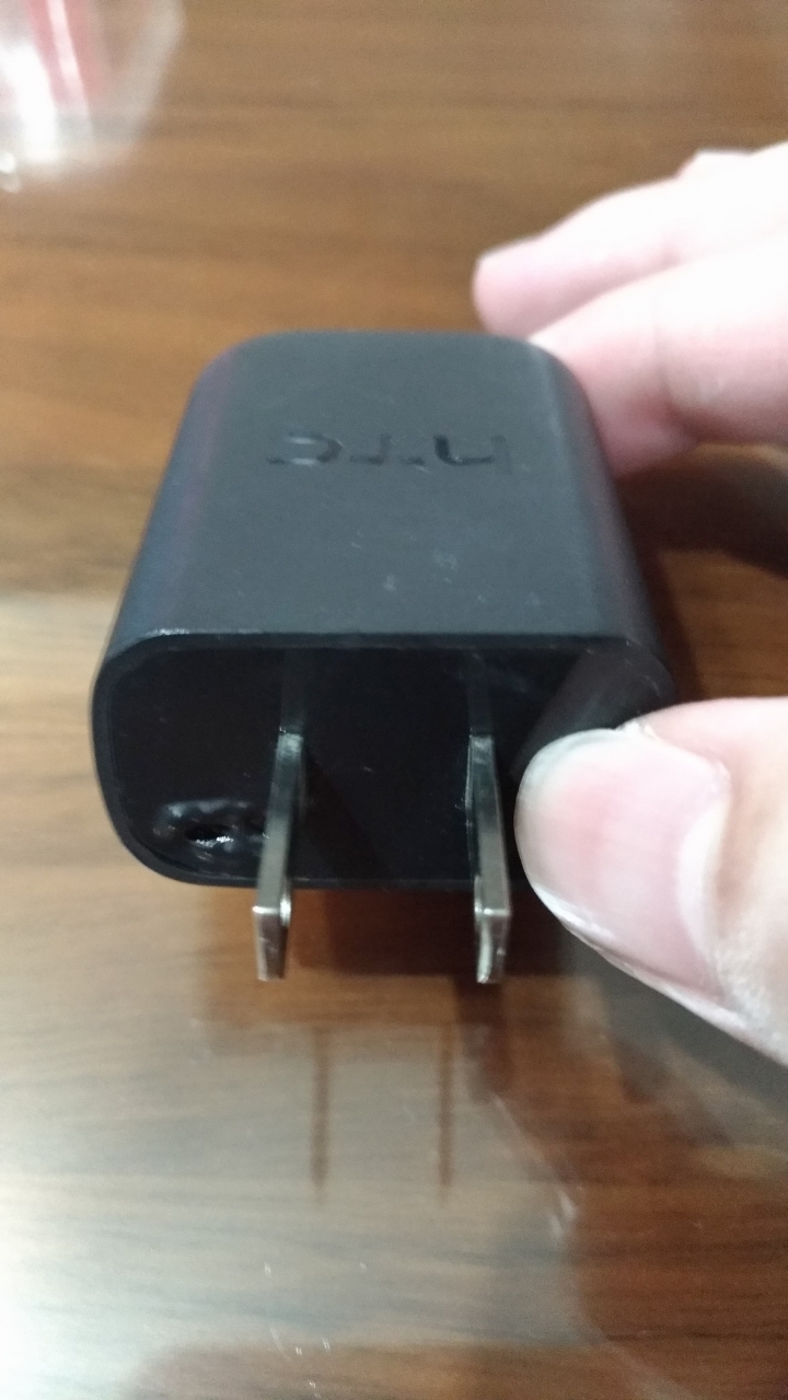 點我看大圖 HTC充電器燒掉,超爛的使用者體驗!!!!!