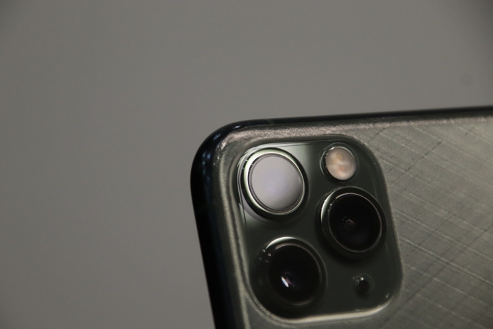 iPhone 11 Pro 滿版鏡頭貼！