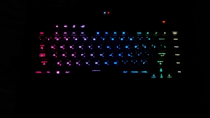 低調碳黑質感 ASUS ROG Zephyrus M 西風之神 GU502