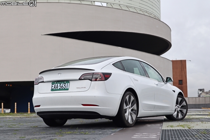 Tesla Model 3 Performance 試駕,科幻想像的現在進行式