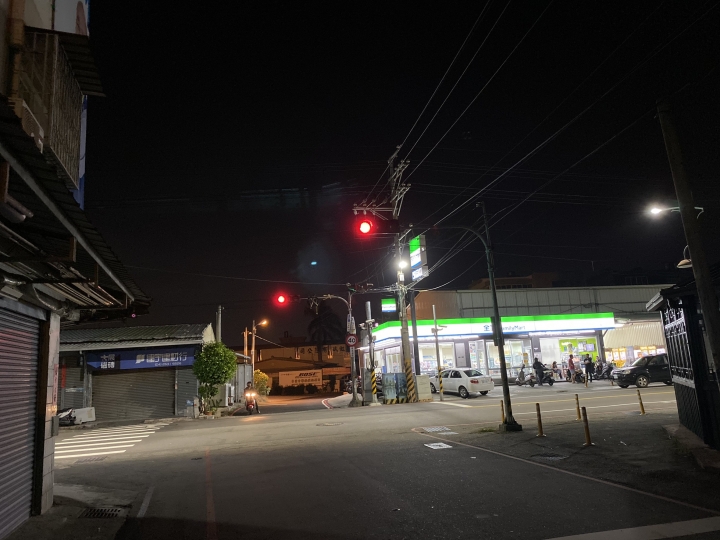 iPhone 11  128GB  為何都有照片中有一點一點的不明物體出現， 這要這麼處理，(有朋友回答專業的問題了）