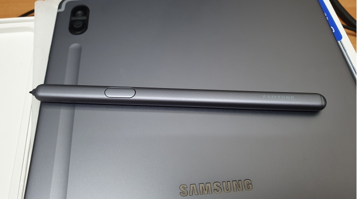 Samsung Galaxy Tab S6 霧岩灰 多圖開箱 內有與I pad pro 10.5簡單比對 無筆電大挑戰！《Samsung Galaxy Tab S6》讓你行動辦公好方便
