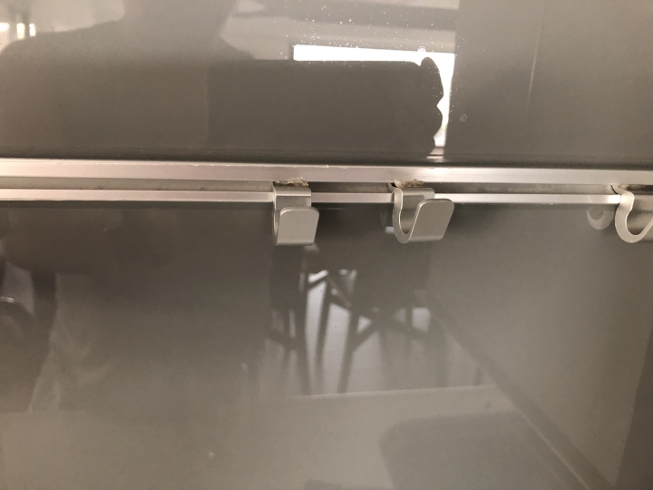 請問有人知道這種廚房牆面收納架與易力勾, 哪裡買的到？