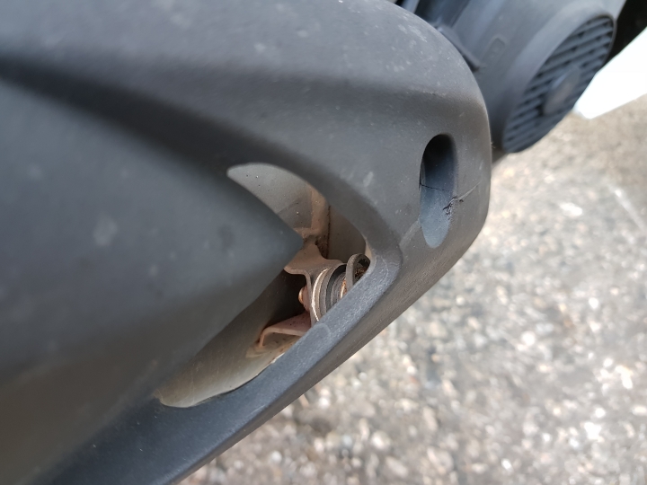 [請協助提供行車紀錄器或攝影機錄影]台中治安怎麼了!!??機車停在機車格內遭破壞