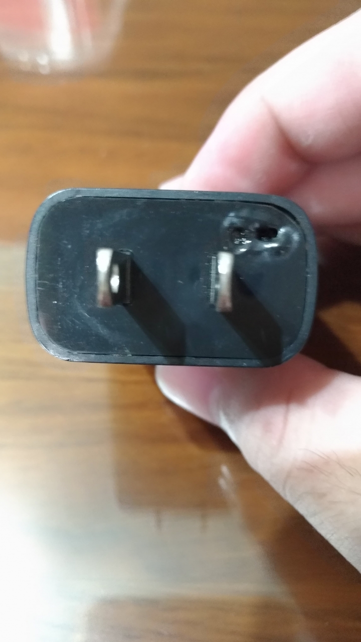 點我看大圖 HTC充電器燒掉,超爛的使用者體驗!!!!!