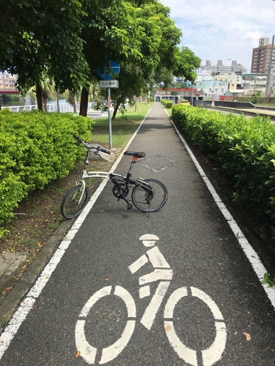 騎 單 車 ( 船 ) 遊 愛 河 、 嚐 美 食