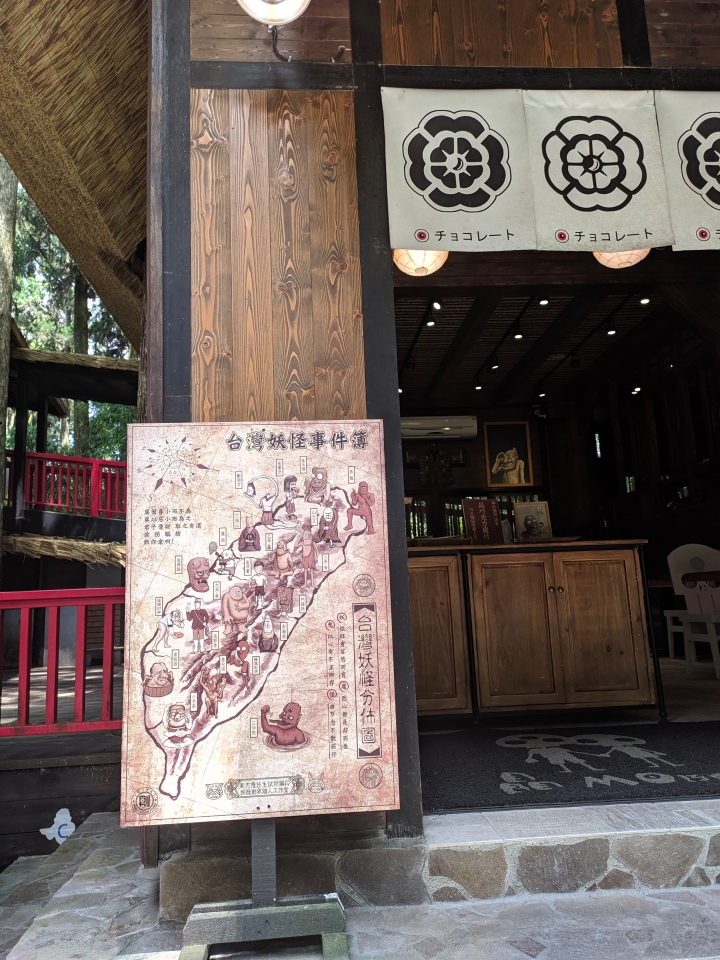 瀟灑的提起背包，Eric的機車探旅。