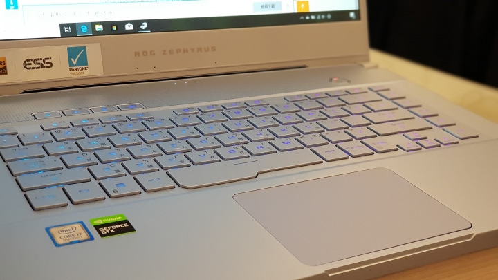 冰河藍Zephyrus M GU502開箱