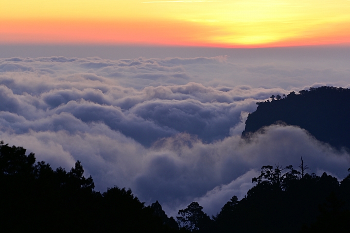 從阿里山晚霞雲海銀河日出，到以間隔定時拍攝南州雷雨風暴的醞釀過程。