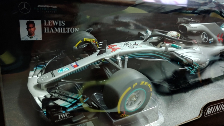 [開箱]MINICHAMPS 1/18 MERCEDES  W09   L.HAMILTON