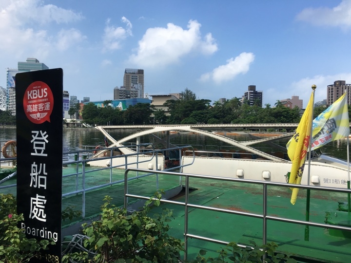 騎 單 車 ( 船 ) 遊 愛 河 、 嚐 美 食