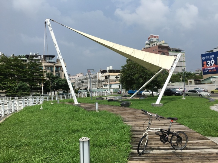 騎 單 車 ( 船 ) 遊 愛 河 、 嚐 美 食