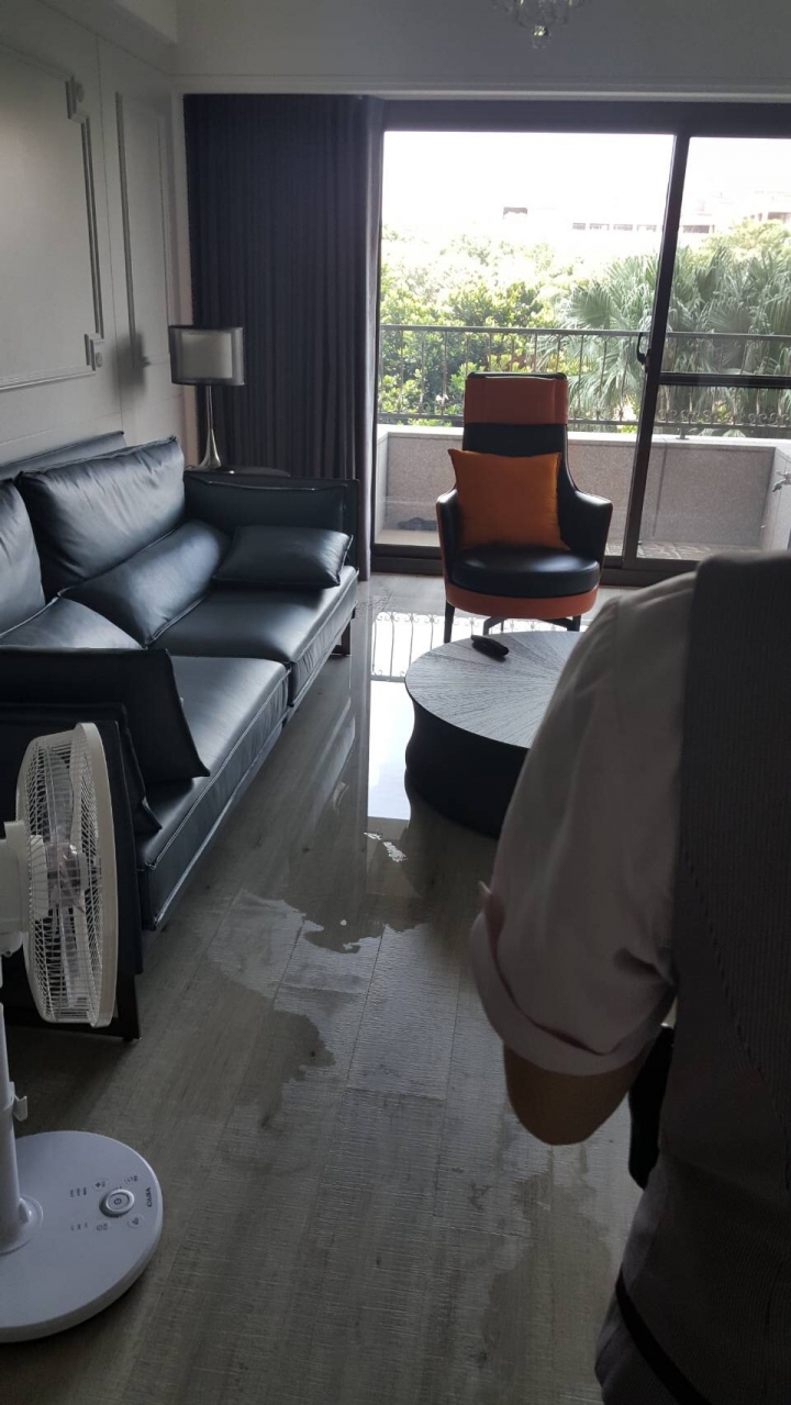2樓陽台湧泉,木地板全泡湯啦~