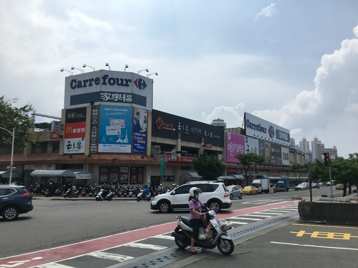 騎 單 車 ( 船 ) 遊 愛 河 、 嚐 美 食
