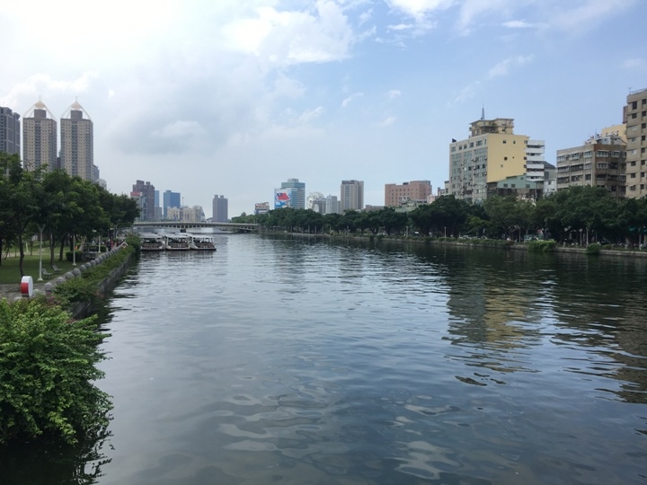 騎 單 車 ( 船 ) 遊 愛 河 、 嚐 美 食