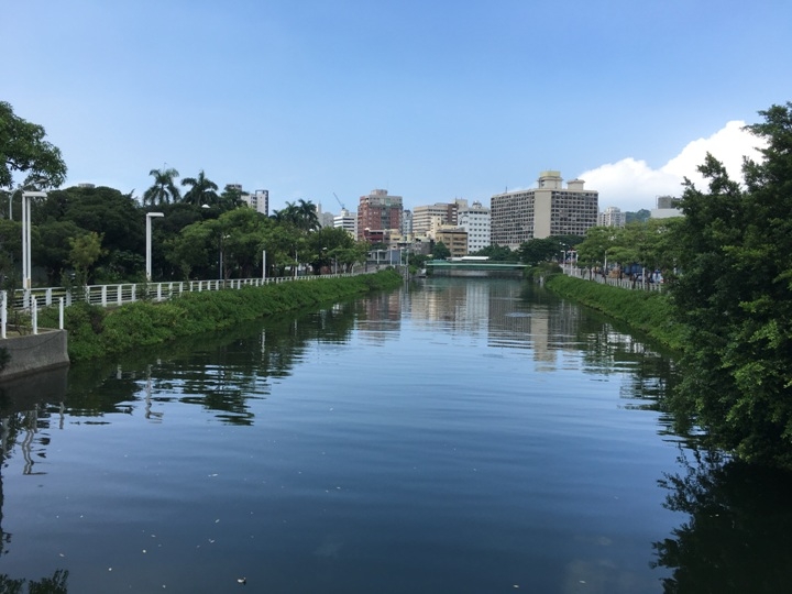 騎 單 車 ( 船 ) 遊 愛 河 、 嚐 美 食