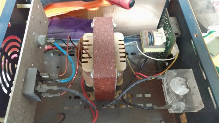 一台老式充電機故障待修