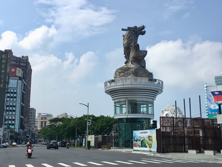 騎 單 車 ( 船 ) 遊 愛 河 、 嚐 美 食
