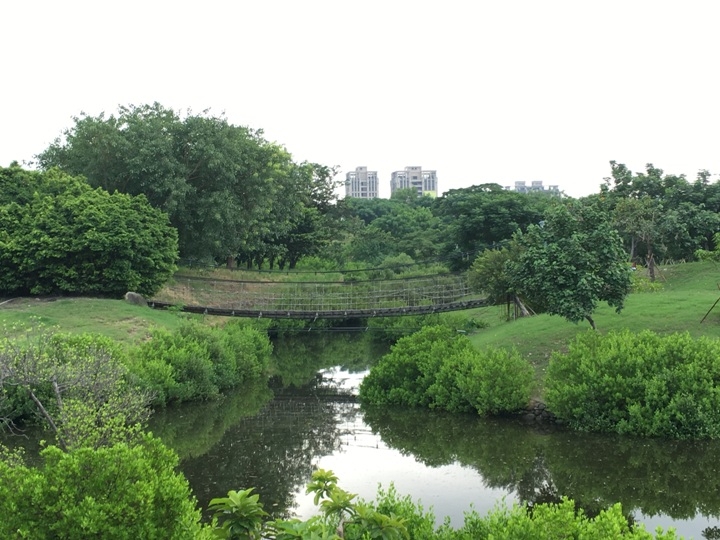 騎 單 車 ( 船 ) 遊 愛 河 、 嚐 美 食