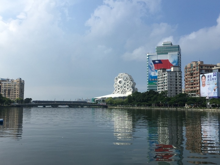 騎 單 車 ( 船 ) 遊 愛 河 、 嚐 美 食