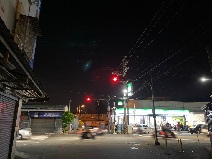 iPhone 11  128GB  為何都有照片中有一點一點的不明物體出現， 這要這麼處理，(有朋友回答專業的問題了）