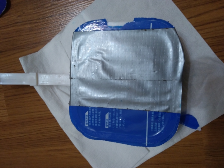 在馬桶 上 自動DIY清潔器 最後噴出的是藍藍稠稠的液體!!
