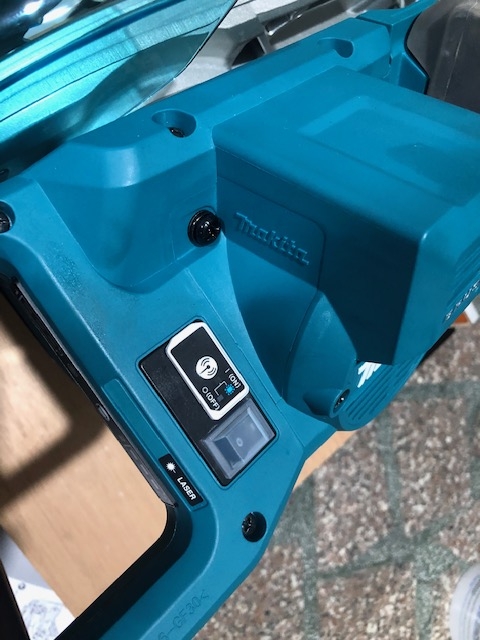 牧田DLS111Z木工多角切割機開箱分享