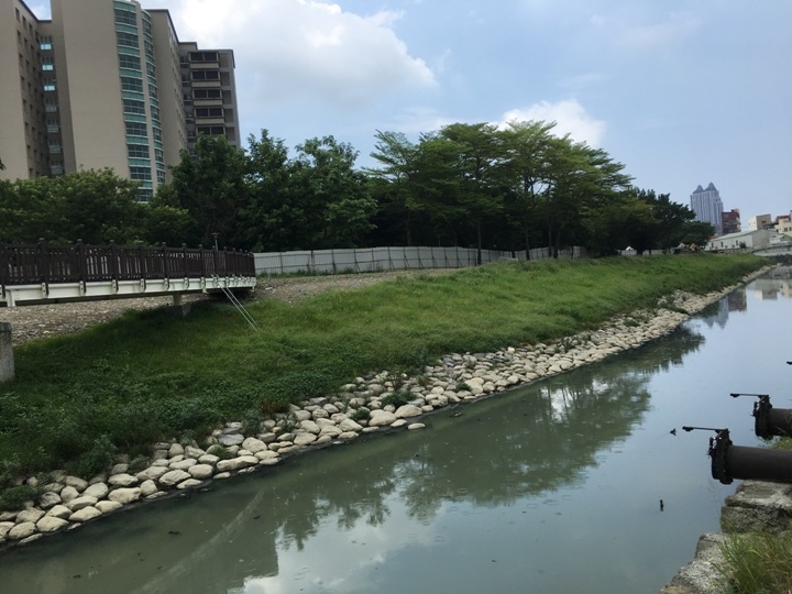 騎 單 車 ( 船 ) 遊 愛 河 、 嚐 美 食