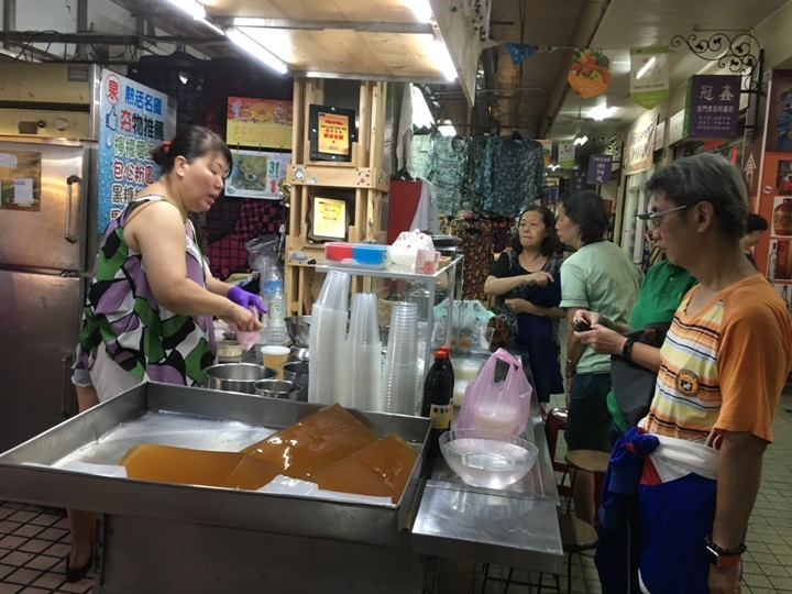 騎 單 車 ( 船 ) 遊 愛 河 、 嚐 美 食