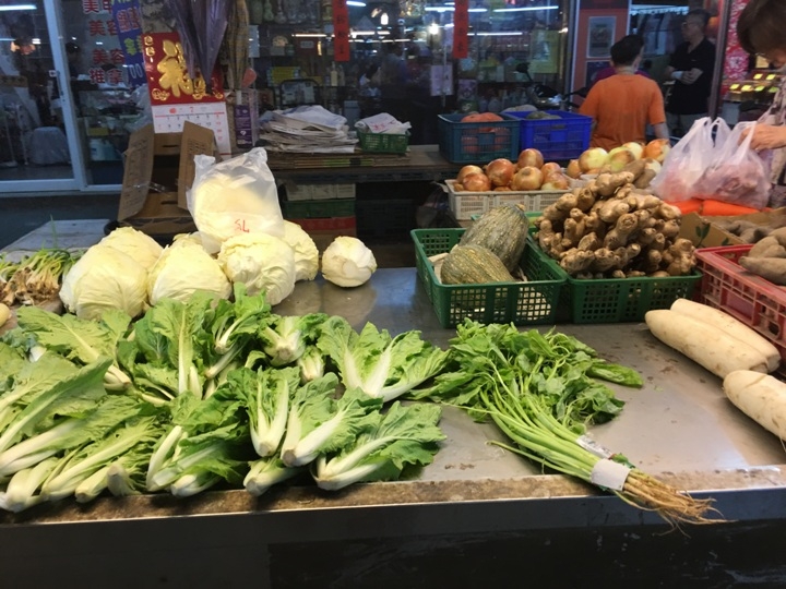 騎 單 車 ( 船 ) 遊 愛 河 、 嚐 美 食
