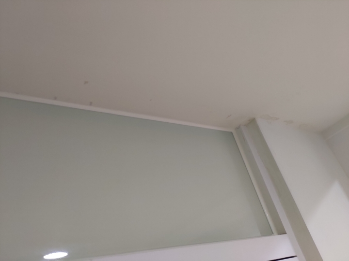 客廳鋁窗/天花板漏水 求助