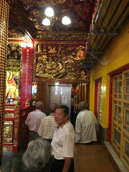 騎 單 車 ( 船 ) 遊 愛 河 、 嚐 美 食