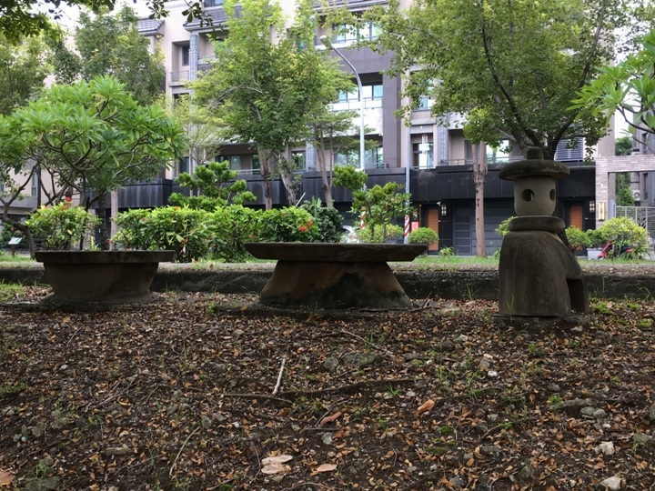 騎 單 車 ( 船 ) 遊 愛 河 、 嚐 美 食