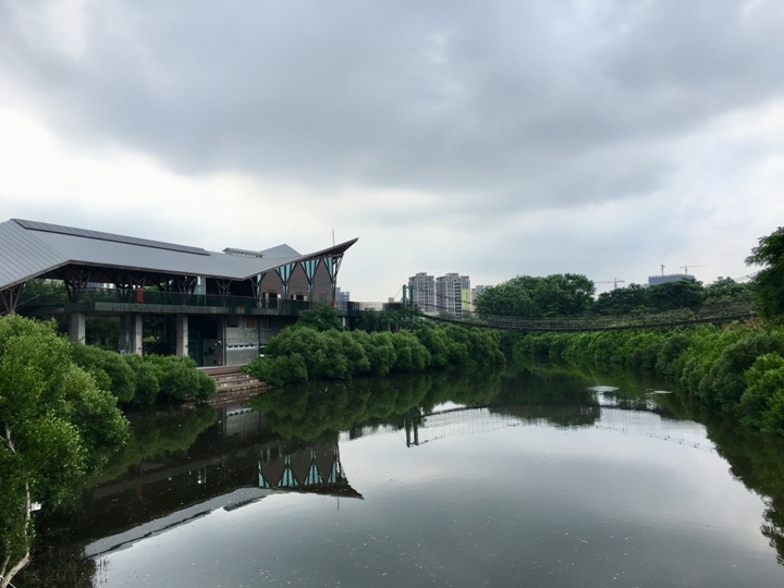 騎 單 車 ( 船 ) 遊 愛 河 、 嚐 美 食