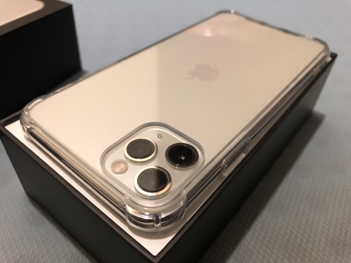 Apple iPhone 11 Pro Max 銀色 - 裝手機殼與保護貼