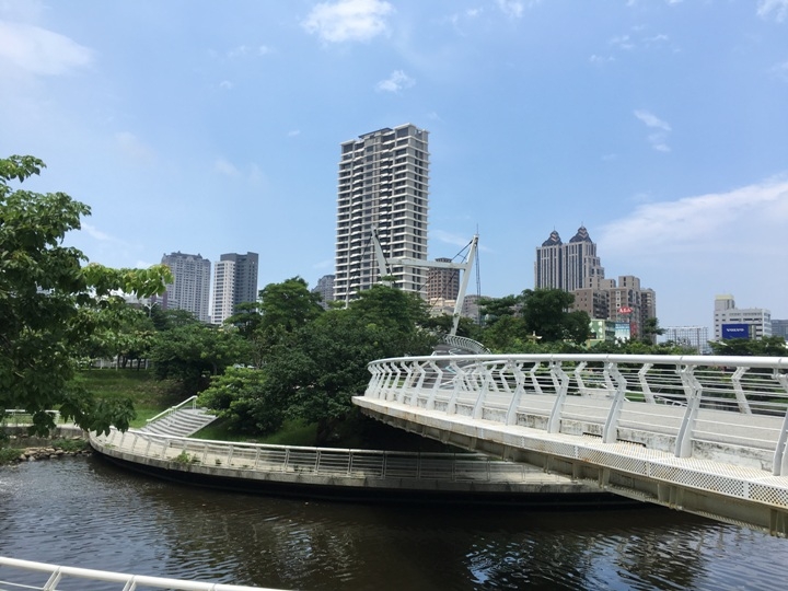 騎 單 車 ( 船 ) 遊 愛 河 、 嚐 美 食