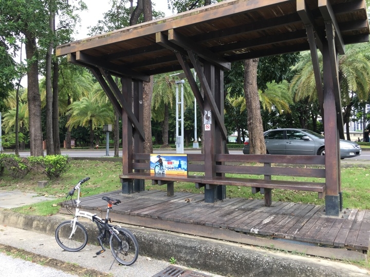 騎 單 車 ( 船 ) 遊 愛 河 、 嚐 美 食