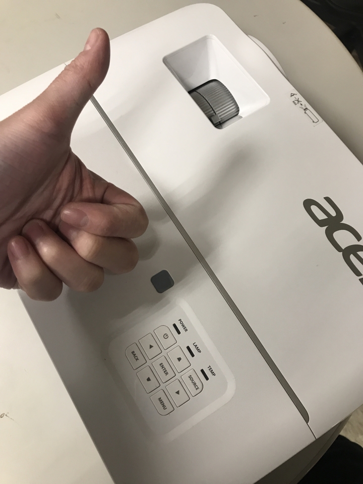 開箱  剛買熱騰騰的 Acer H6810 4K HDR投影機  CP值太爆表了吧