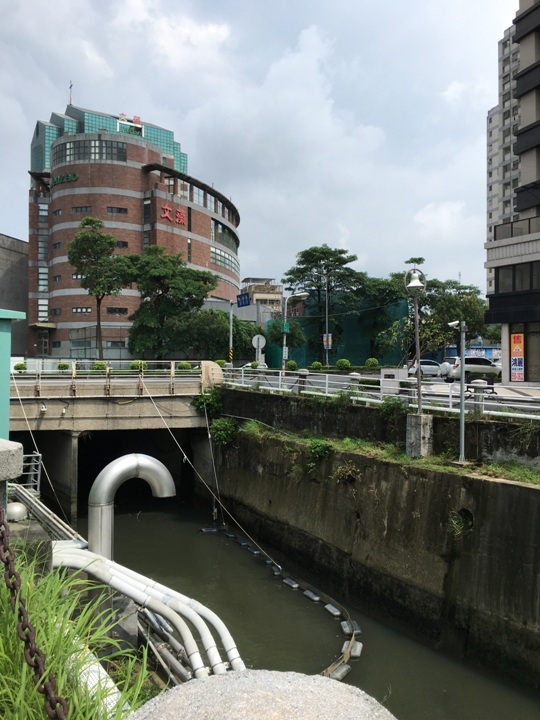 騎 單 車 ( 船 ) 遊 愛 河 、 嚐 美 食