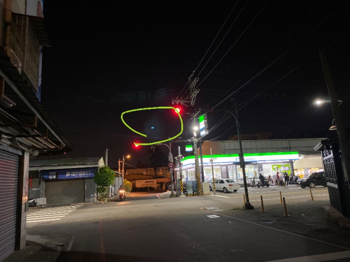 iPhone 11  128GB  為何都有照片中有一點一點的不明物體出現， 這要這麼處理，(有朋友回答專業的問題了）