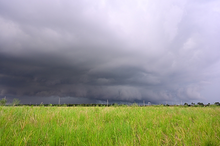 從阿里山晚霞雲海銀河日出，到以間隔定時拍攝南州雷雨風暴的醞釀過程。