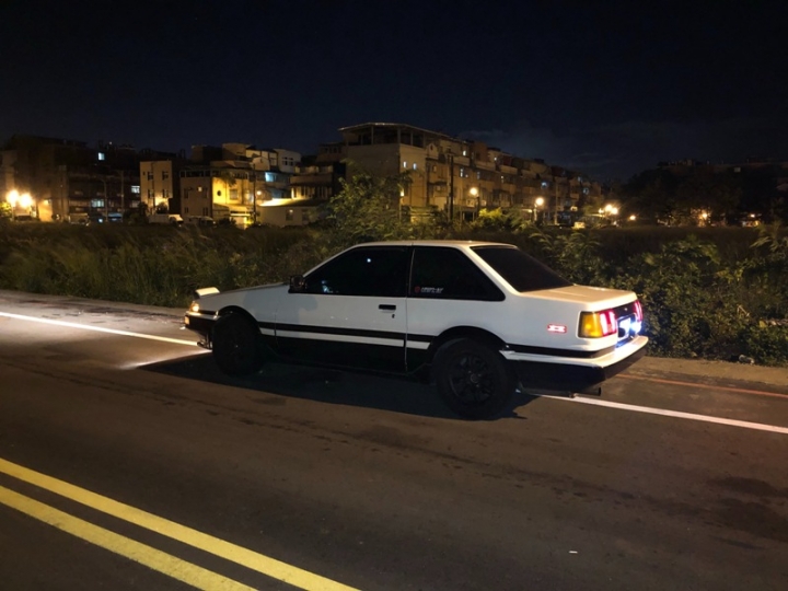 經典 AE86 老車~來企貼隔熱紙了...全車T2-30