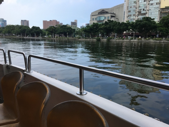 騎 單 車 ( 船 ) 遊 愛 河 、 嚐 美 食