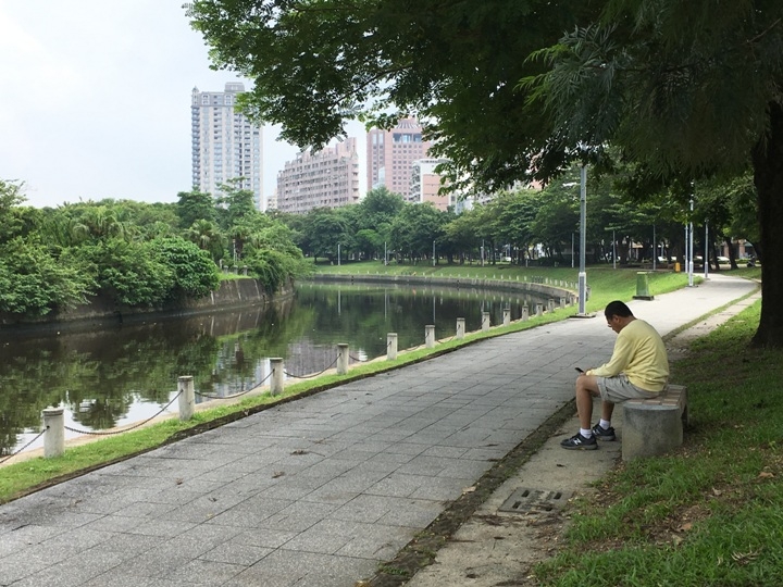 騎 單 車 ( 船 ) 遊 愛 河 、 嚐 美 食