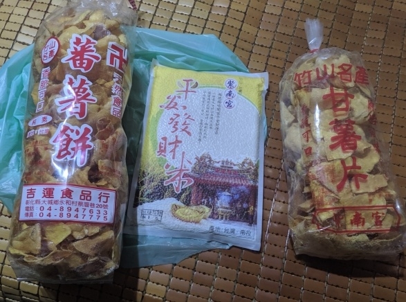 瀟灑的提起背包，Eric的機車探旅。