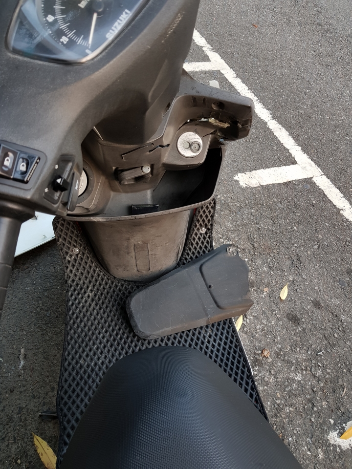 [請協助提供行車紀錄器或攝影機錄影]台中治安怎麼了!!??機車停在機車格內遭破壞